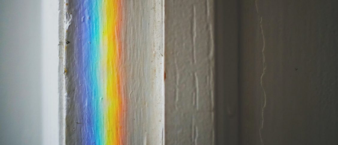 gebrochenes Licht in Regenbogenfarben am Fensterrahmen